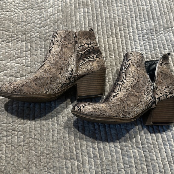 Boutique by Corky’s faux Snakeskin zip-up booties - Picture 4 of 6